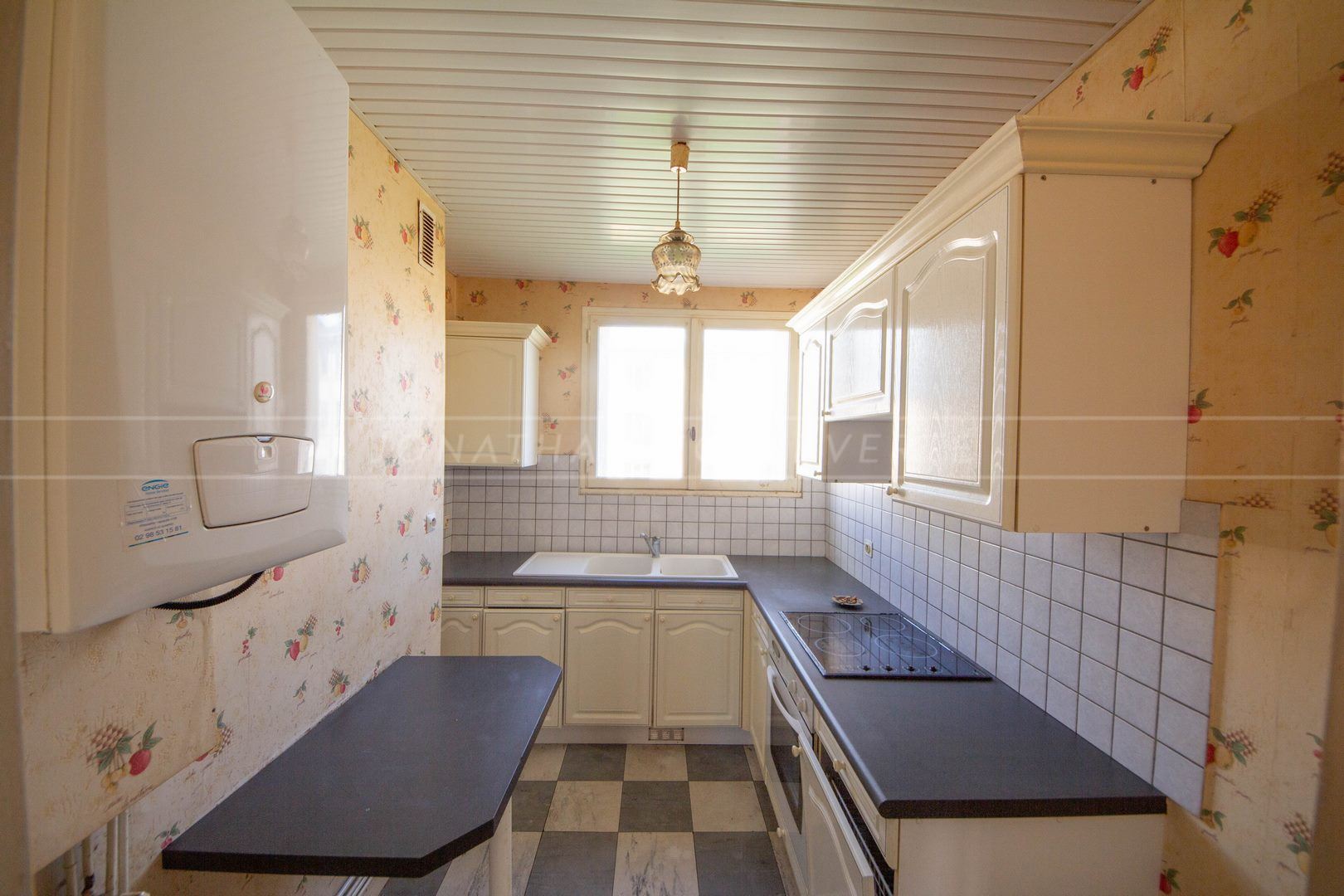 APPARTEMENT - T4 - 3 CHAMBRES - IDEALEMENT SITUE - PROCHE ECOLES - A RENOVER - DPE D - photo 3